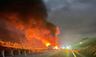 3 ôtô cháy rụi sau tai nạn liên hoàn trên cao tốc Vân Phong - Nha Trang